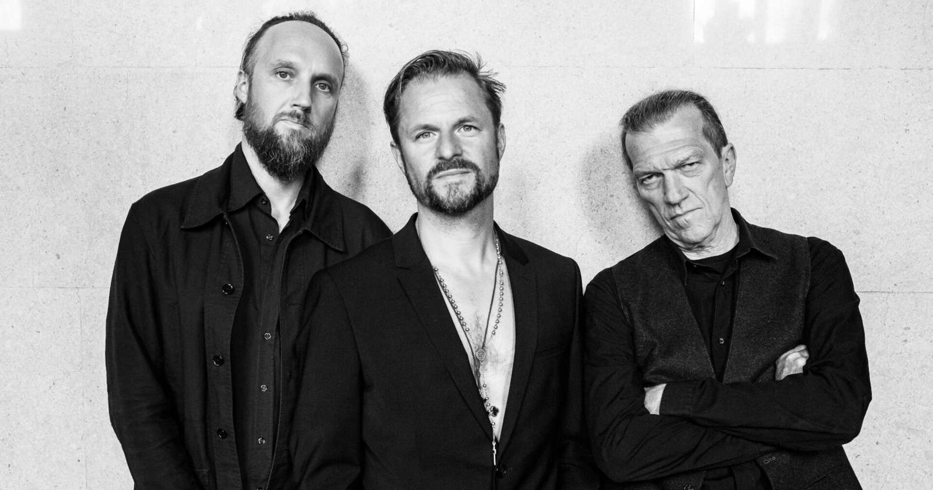 Schauspieler Philipp Hochmair mit zwei Musikern.