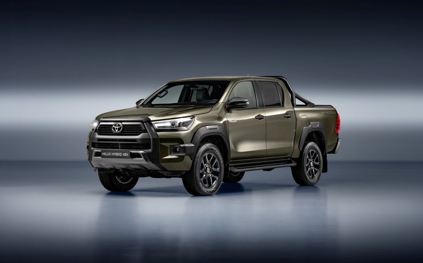 Der 5,325 Meter lange Toyota Hilux fährt ab August auch als Mild-Hybrid vor.