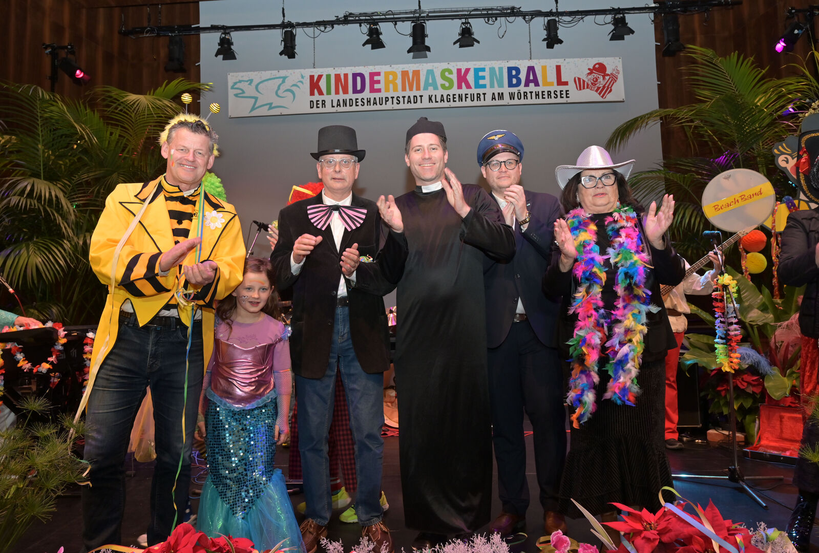 Kindermaskenball mit Politikern und Vertretern der Öffentlichkeit