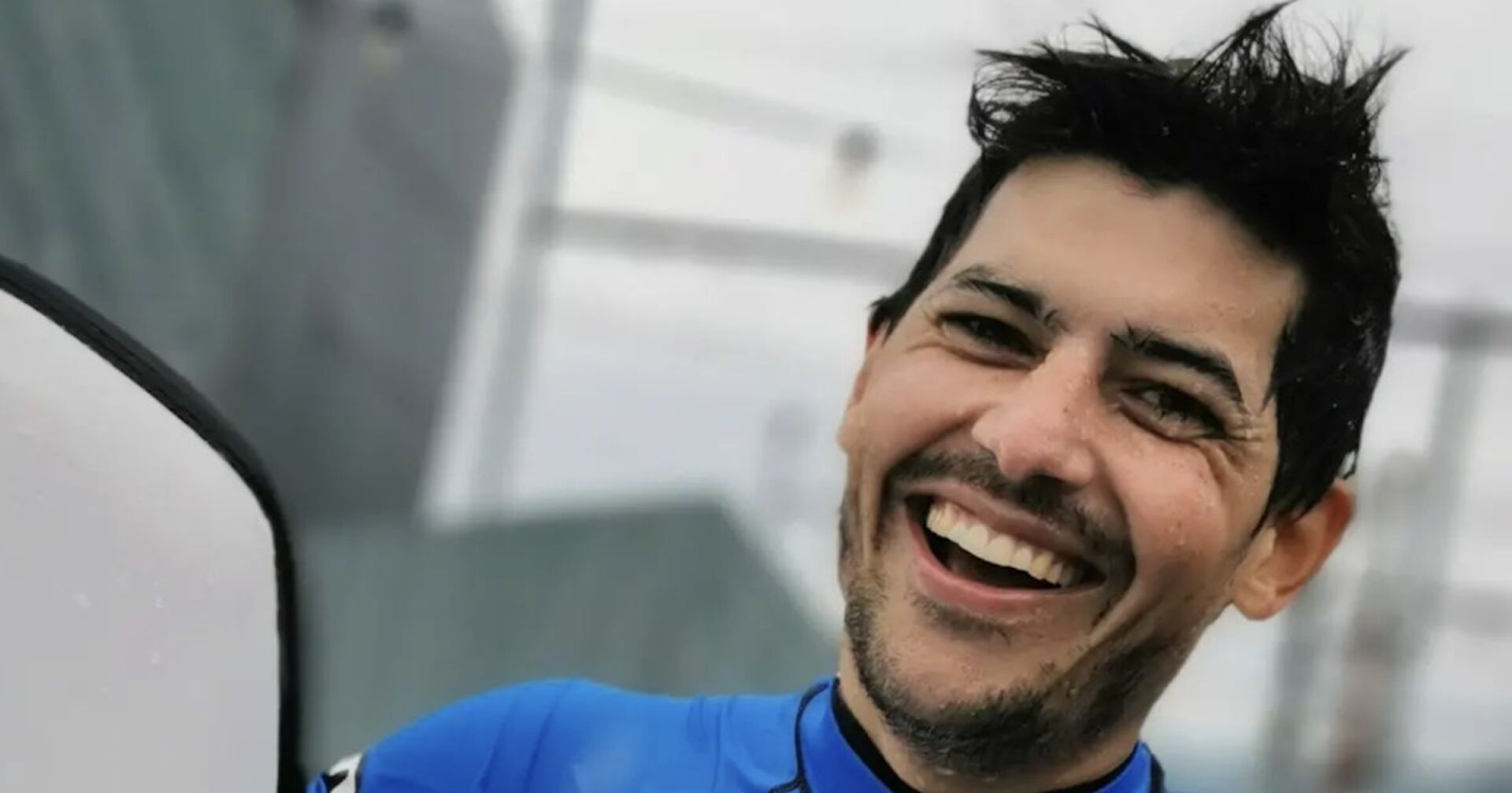 Porträt, lachend neben Surfboard