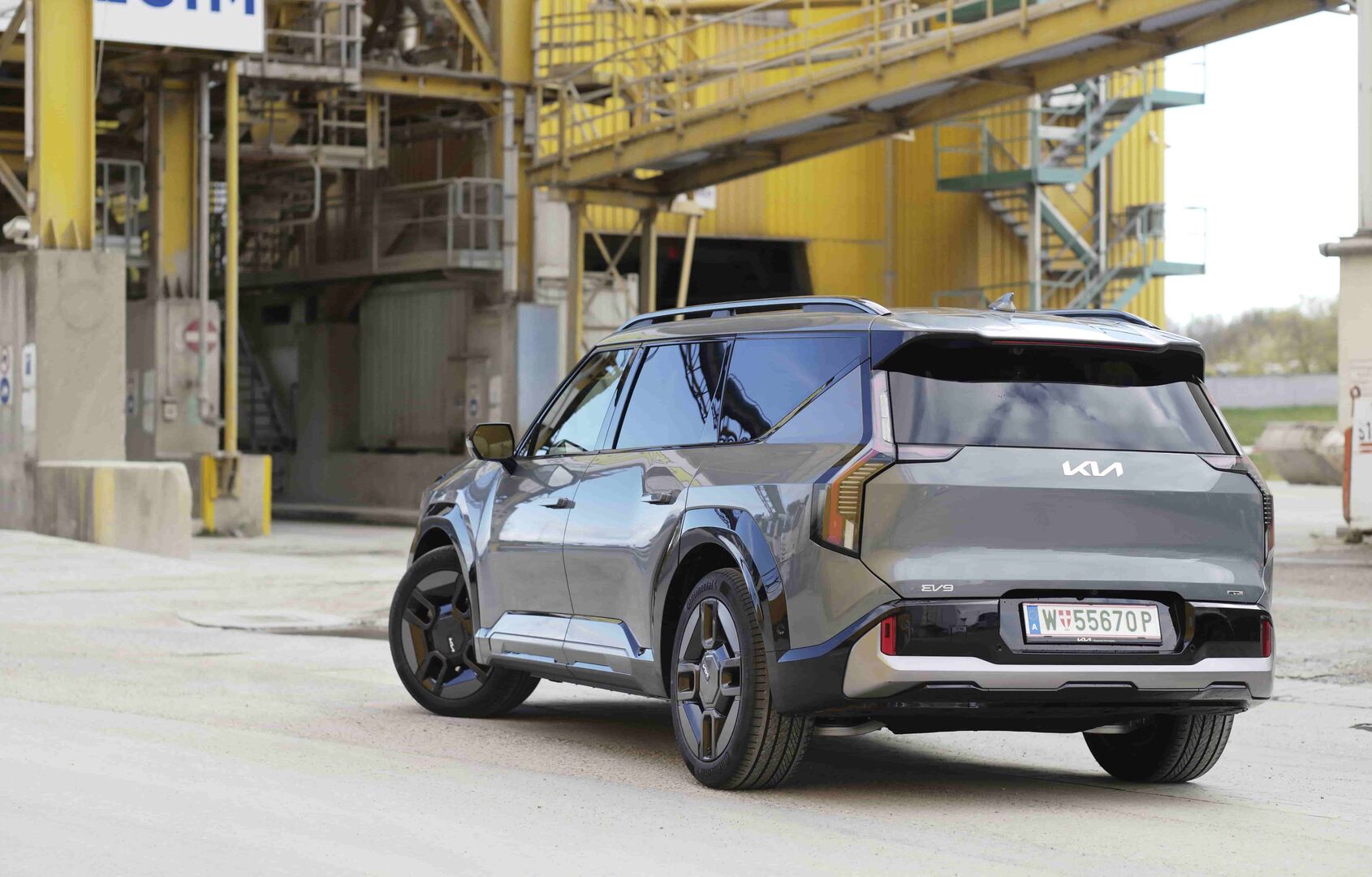 as Elektro-SUV Kia EV9 schafft es dank 800-Volt-Technologie den 100 Kilowattstunden großen Akku binnen 24 Minuten von zehn auf 80 Prozent zu laden. Preislich geht´s bei 69.090 Euro los.