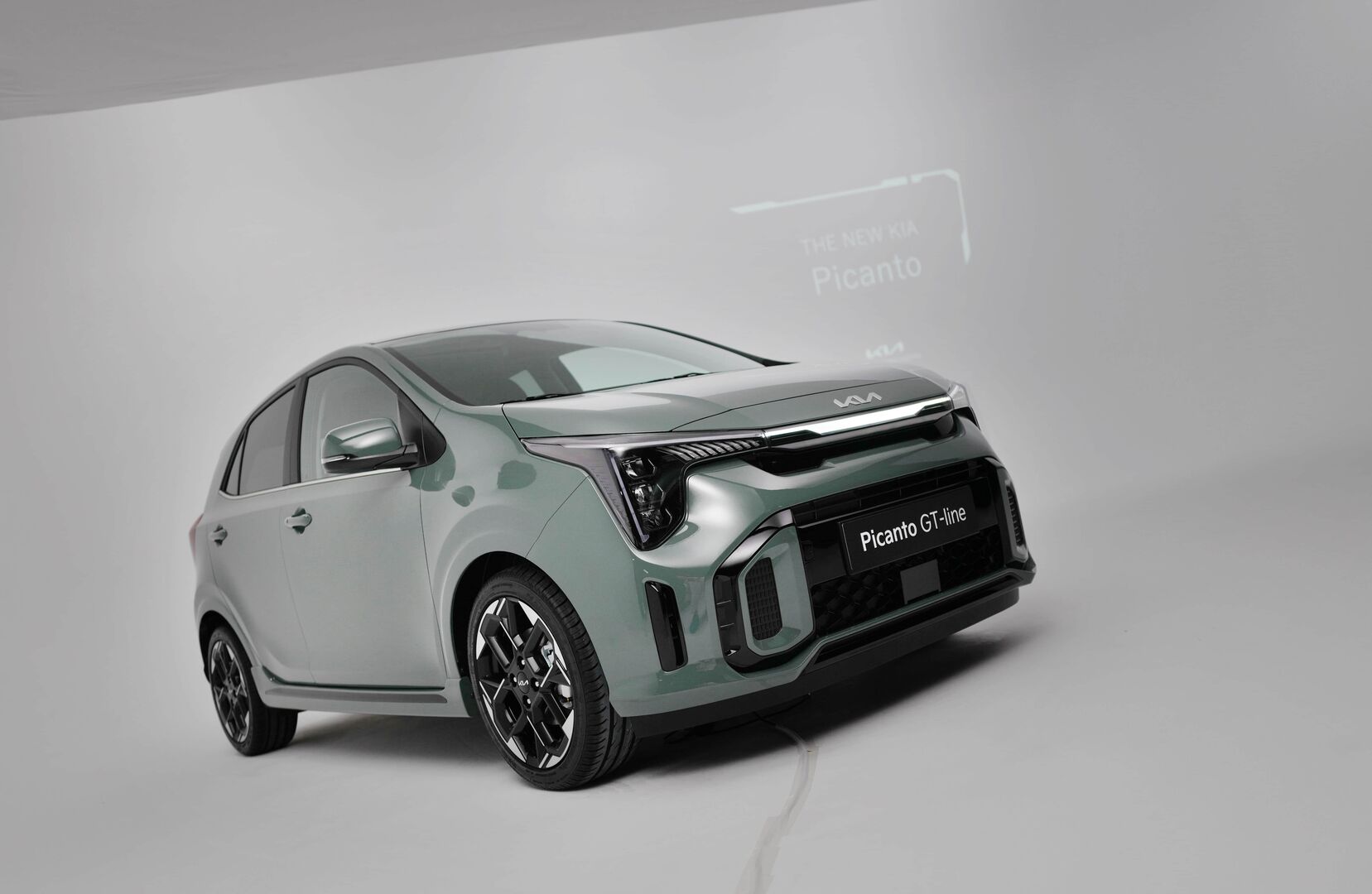 Der Kia picanto präsentiert zum Modelljahr 2024 mit markantem neuen Front- und Heckdesign.