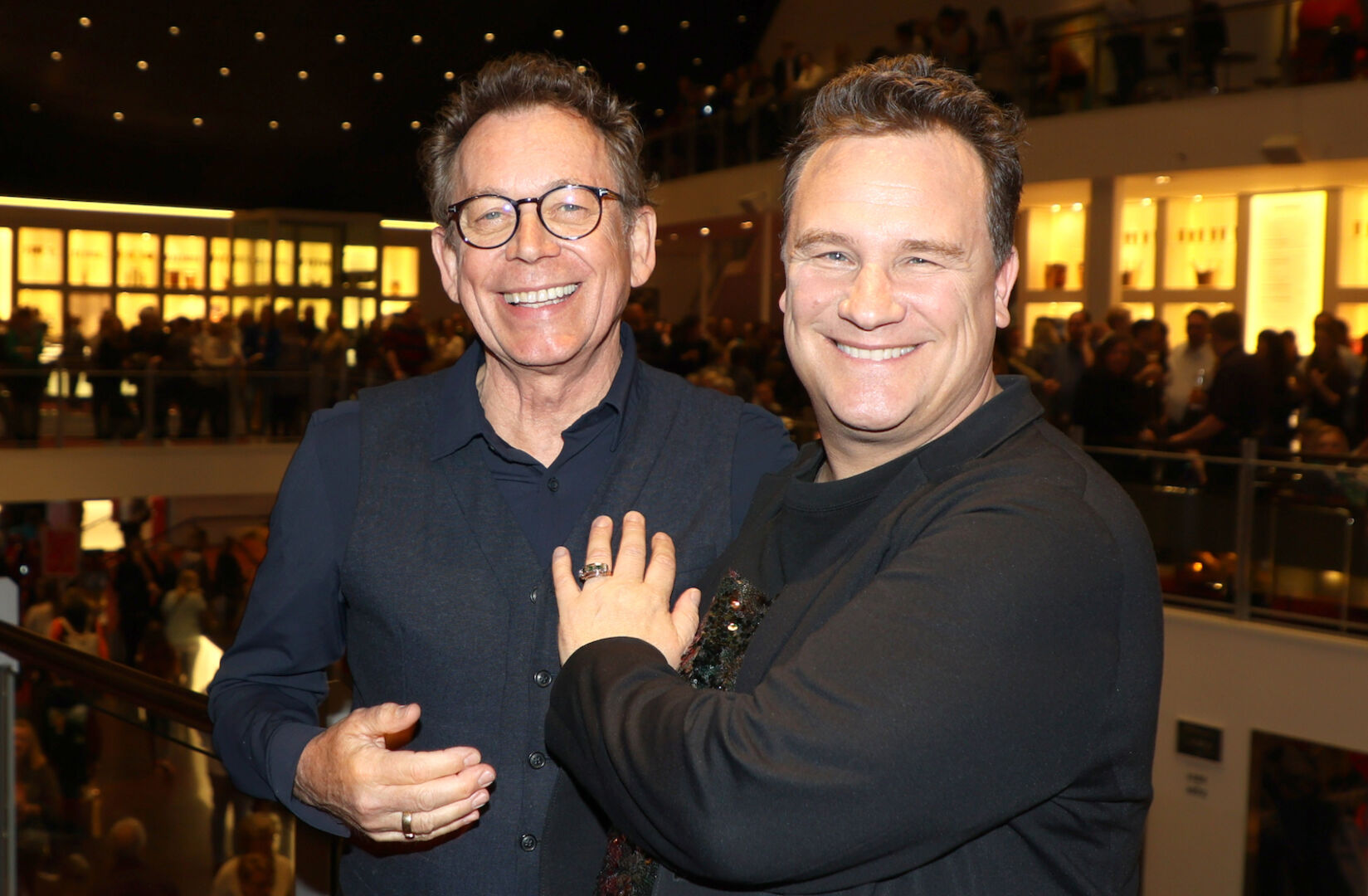 Porträt, nebeninander stehend, beide lachende