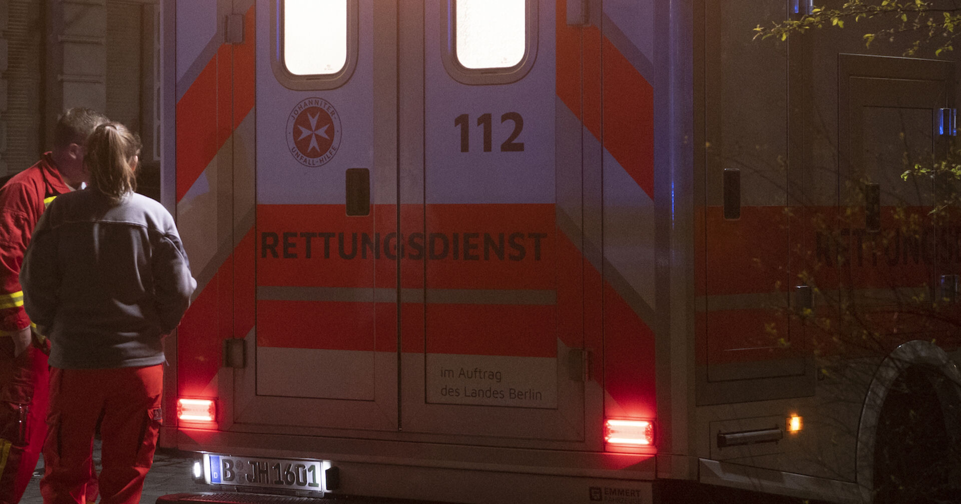 Rettungswagen von hinten, innen beleuchtet