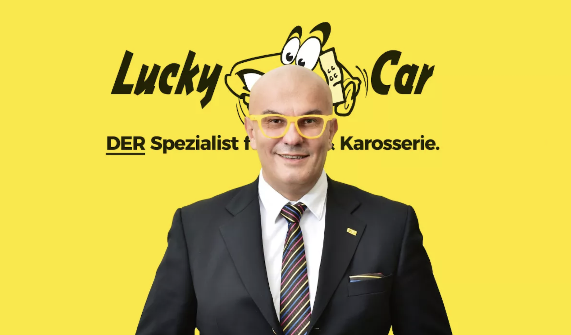 Porträt vor Firmenlogo