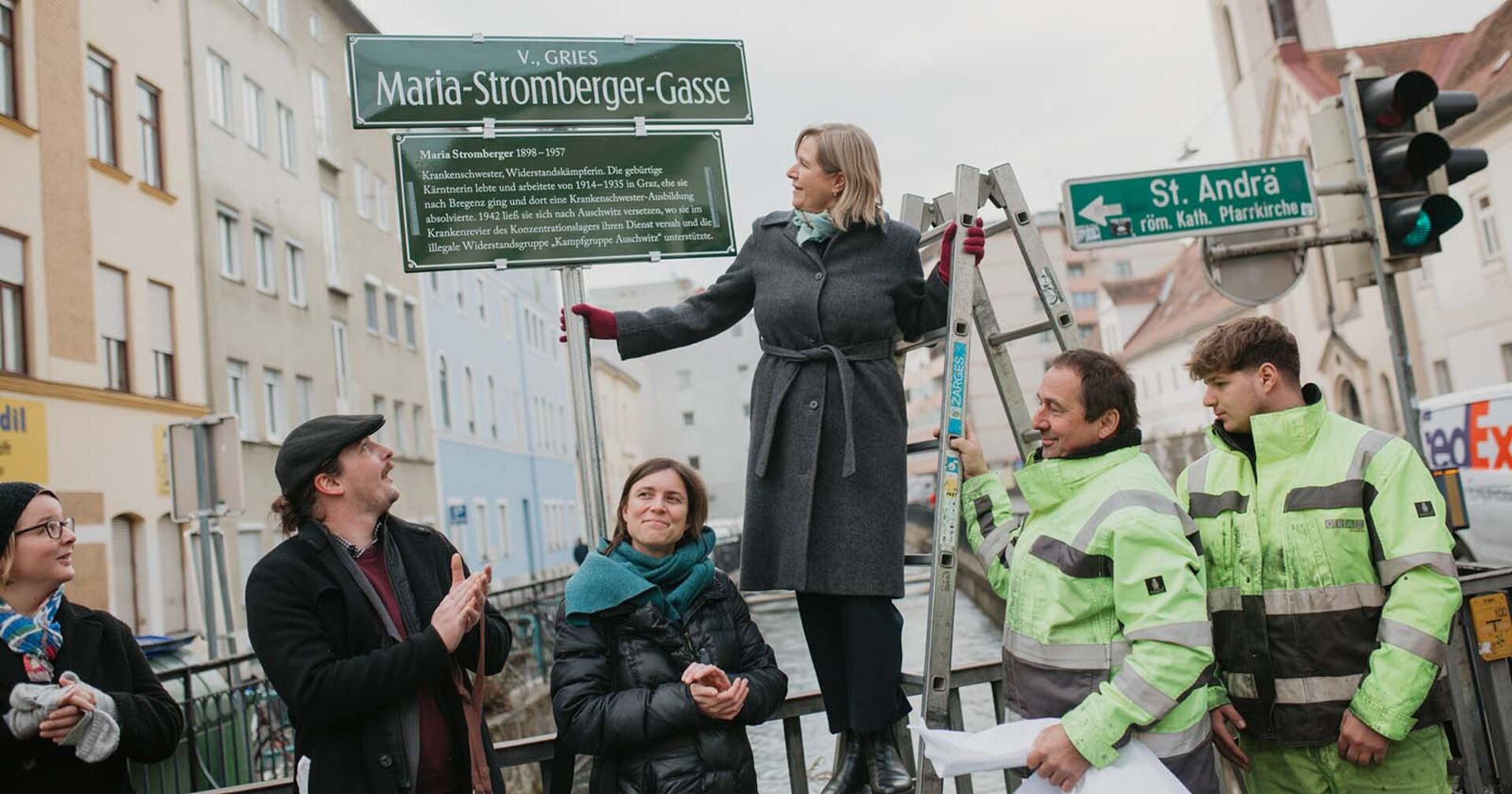 Vizebürgermeisterin Judith Schwentner und weitere Gemeinderäte bei der Enthüllung des neuen Straßenschildes
