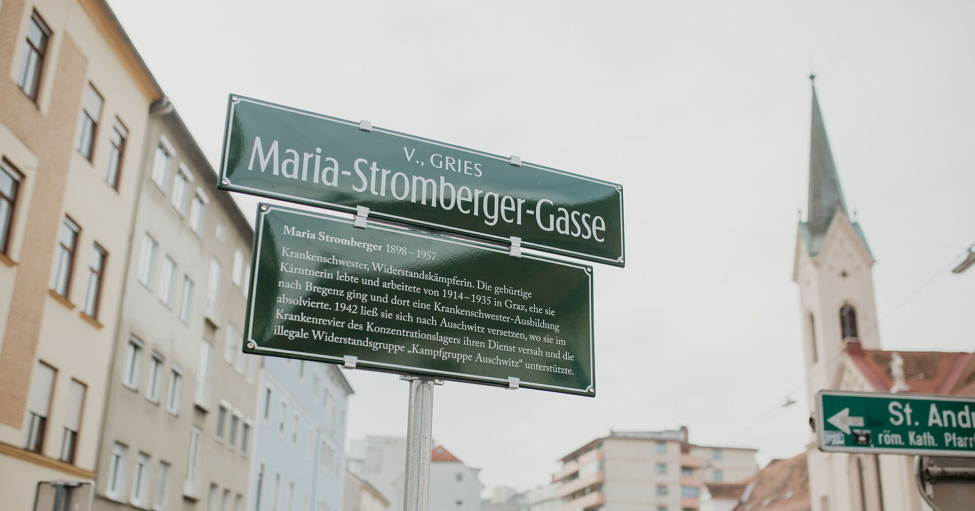 Das neue Straßenschild mit Gedentafel und der Aufschrift Maria-Stromberger-Gasse