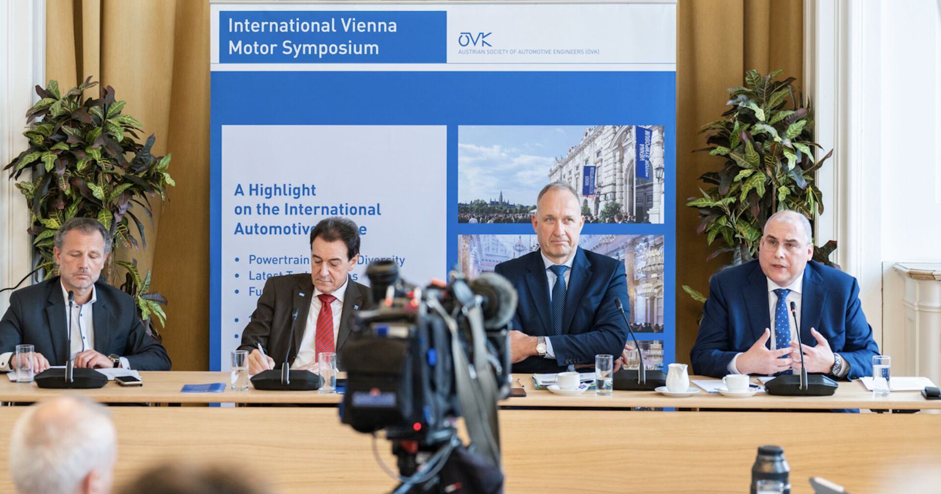 Blick auf vier Vortragende, sitzend