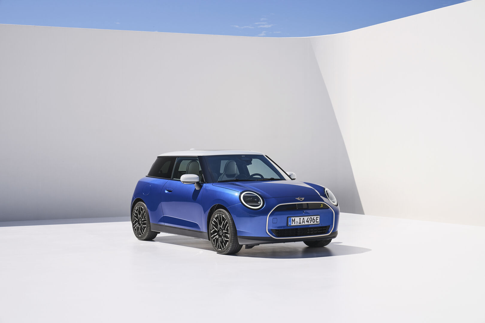 Der rein elektrische Mini Cooper unterstreicht als Dreitürer in seiner fünften Generation im typischen Design - kurze Überhänge, kurze Motorhaube, langer Radstand.