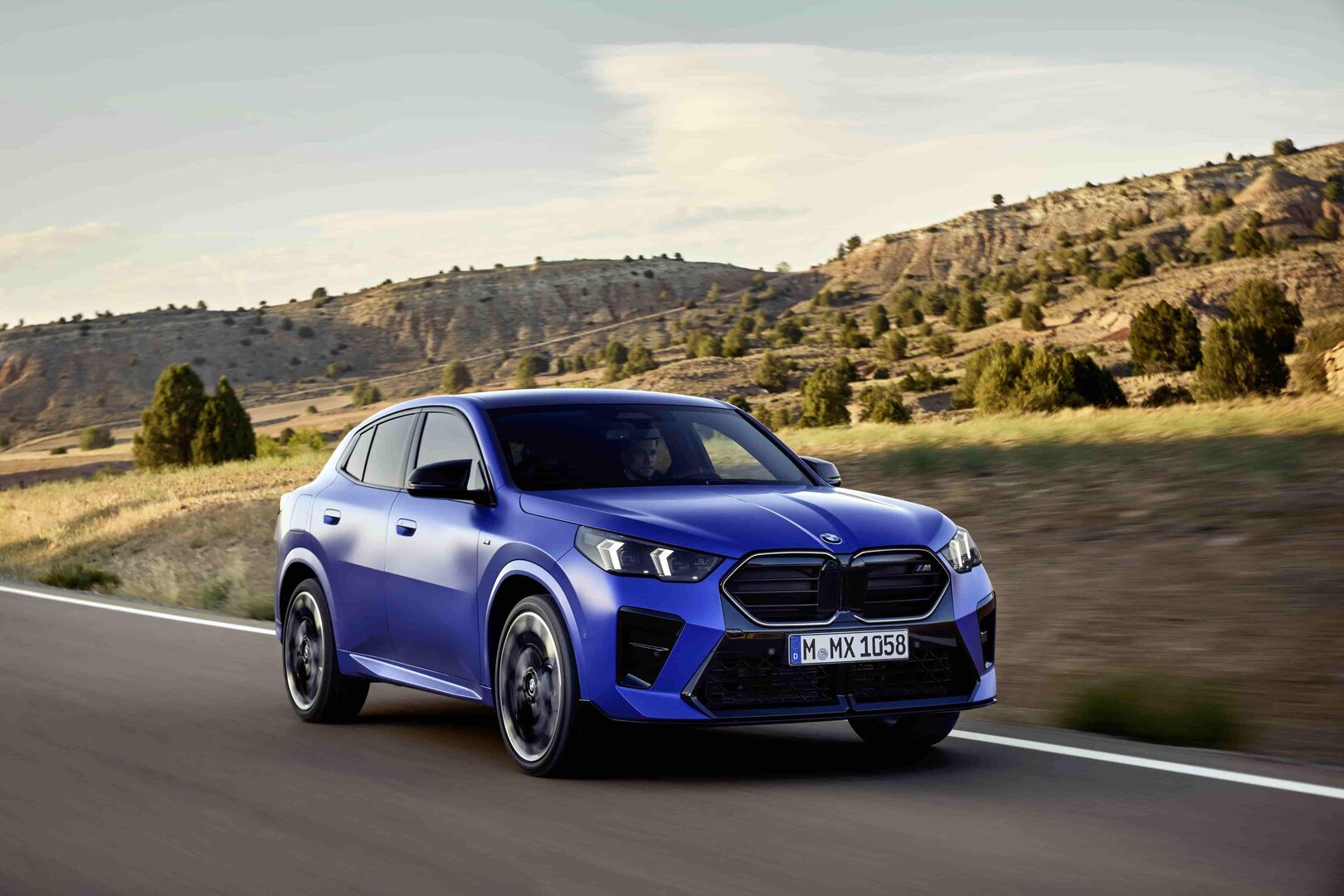 BMW X2: Die Frontpartie ist geprägt von markanten LED-Scheinwerfern und einer nahezu sechseckigen BMW Niere.