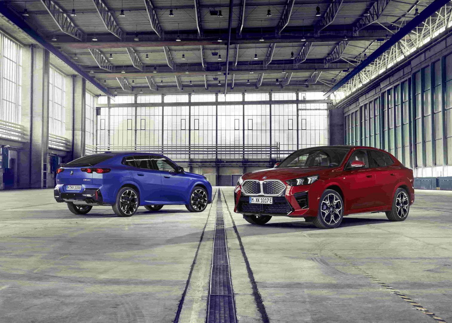 BMW X2 und IXS: Die kontinuierlich fließende Dachlinie sorgt für eine coupéförmige, flache Silhouette.