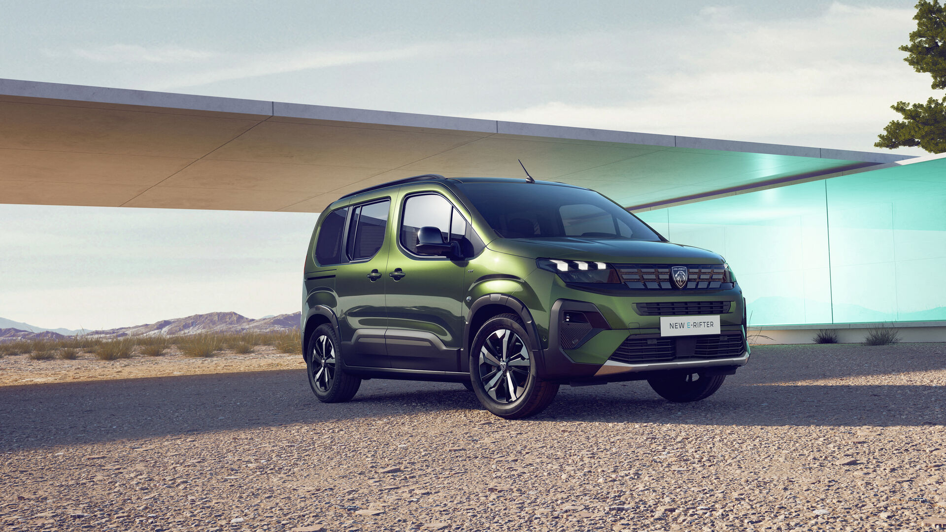 Der überarbeitete E-Rifter hat eine dynamischere Frontpartie mit neuem Kühlergrill und dem Markenemblem in der Mitte. Umgeben ist er von der markentypischen Lichtsignatur mit den drei Krallen.