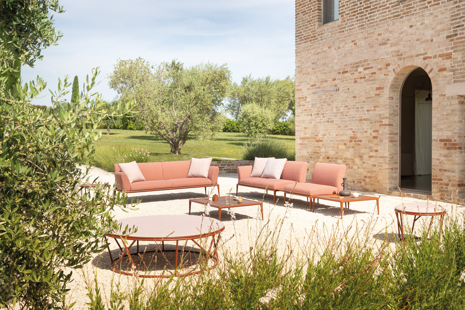 Outdoorsofa in Peach Fuzz vor altem Gemäuer