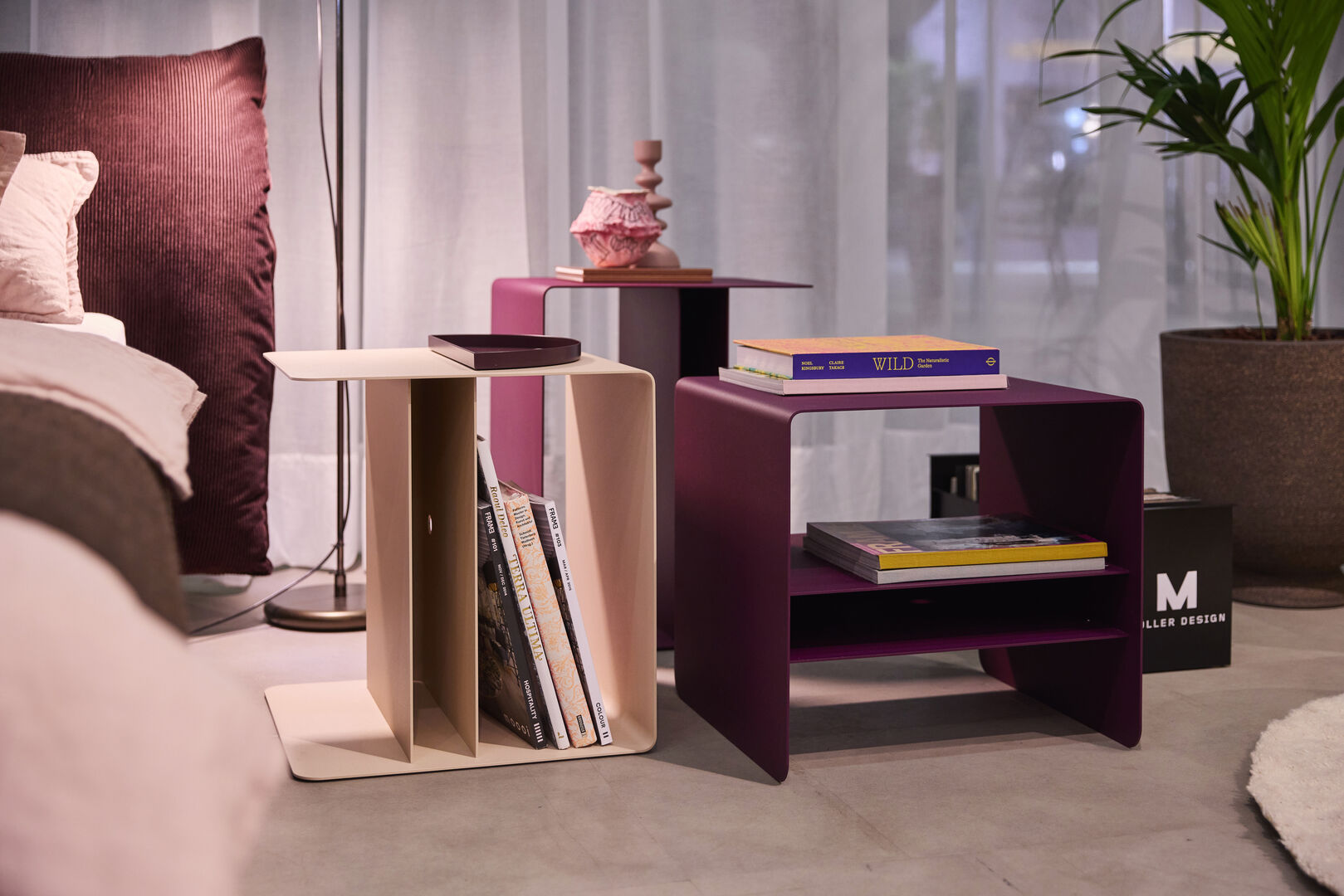 Beistelltisch in Peach Fuzz und lila neben einem Bett