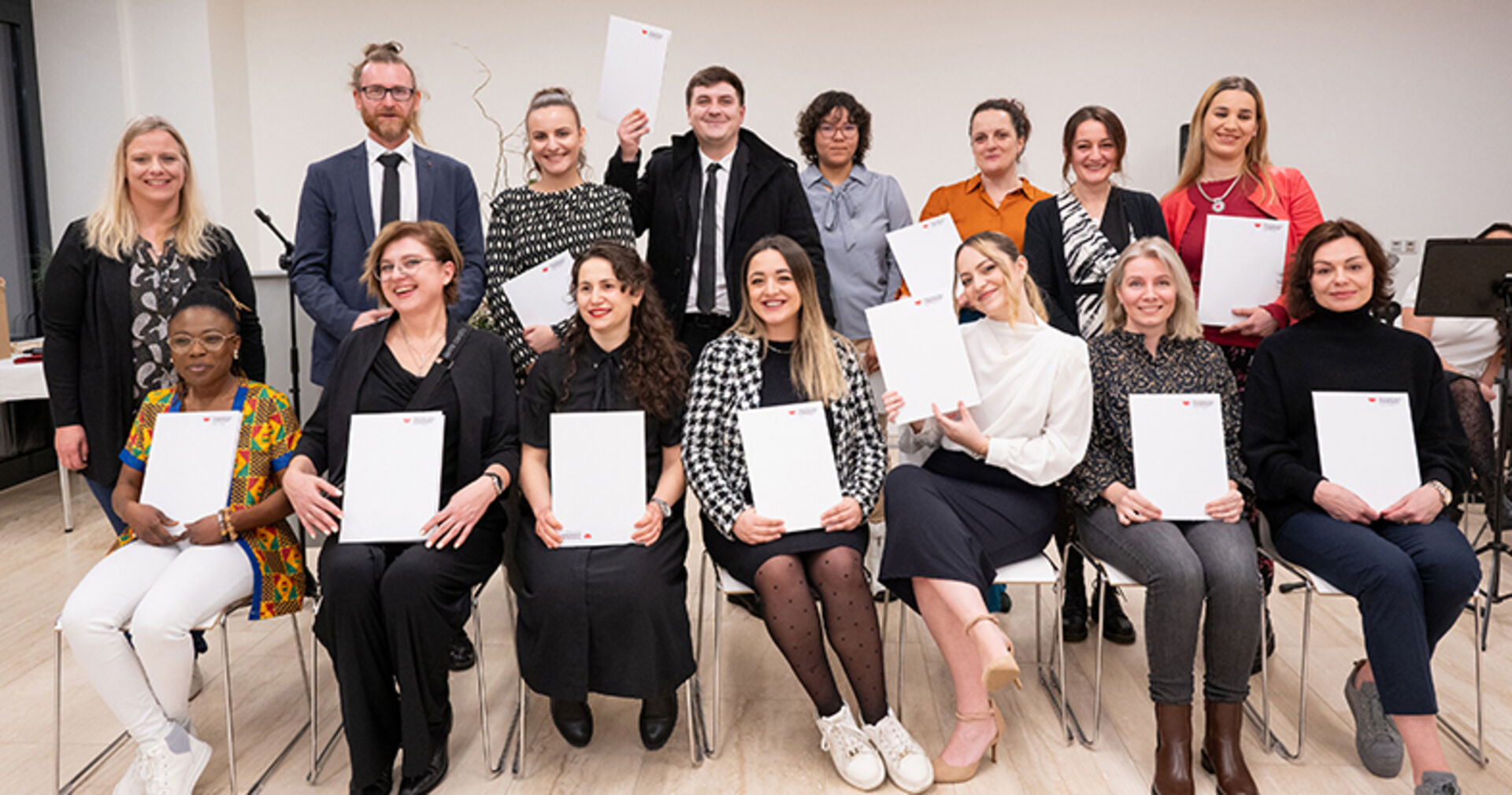 Mit diesem Bescheid können Pflegefachkräfte, die ihre beruflichen Qualifikationen im Ausland erworben hatten, nun auch in Österreich in der Pflege arbeiten.