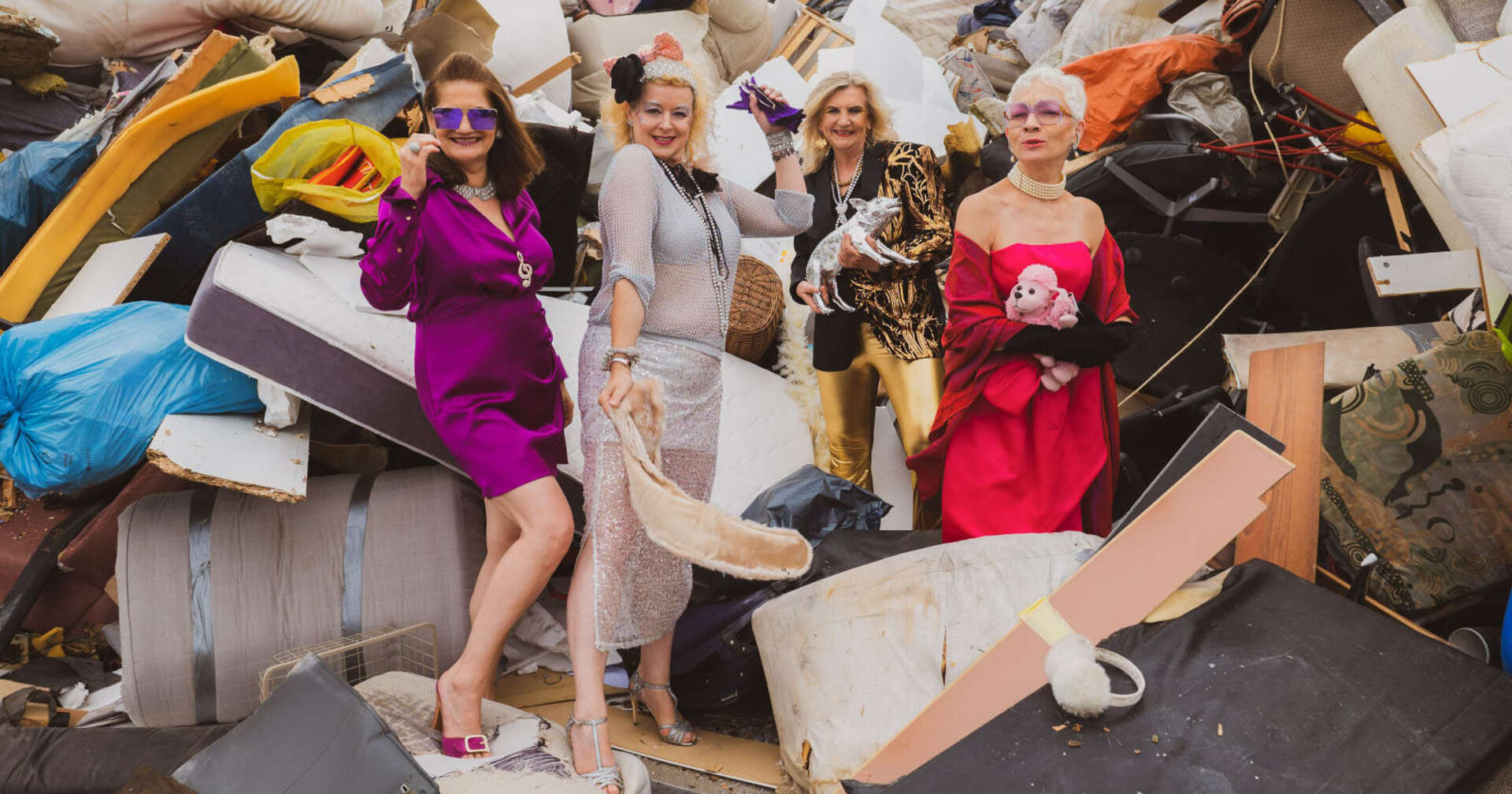 Vier Frauen auf einer Müllhalde.