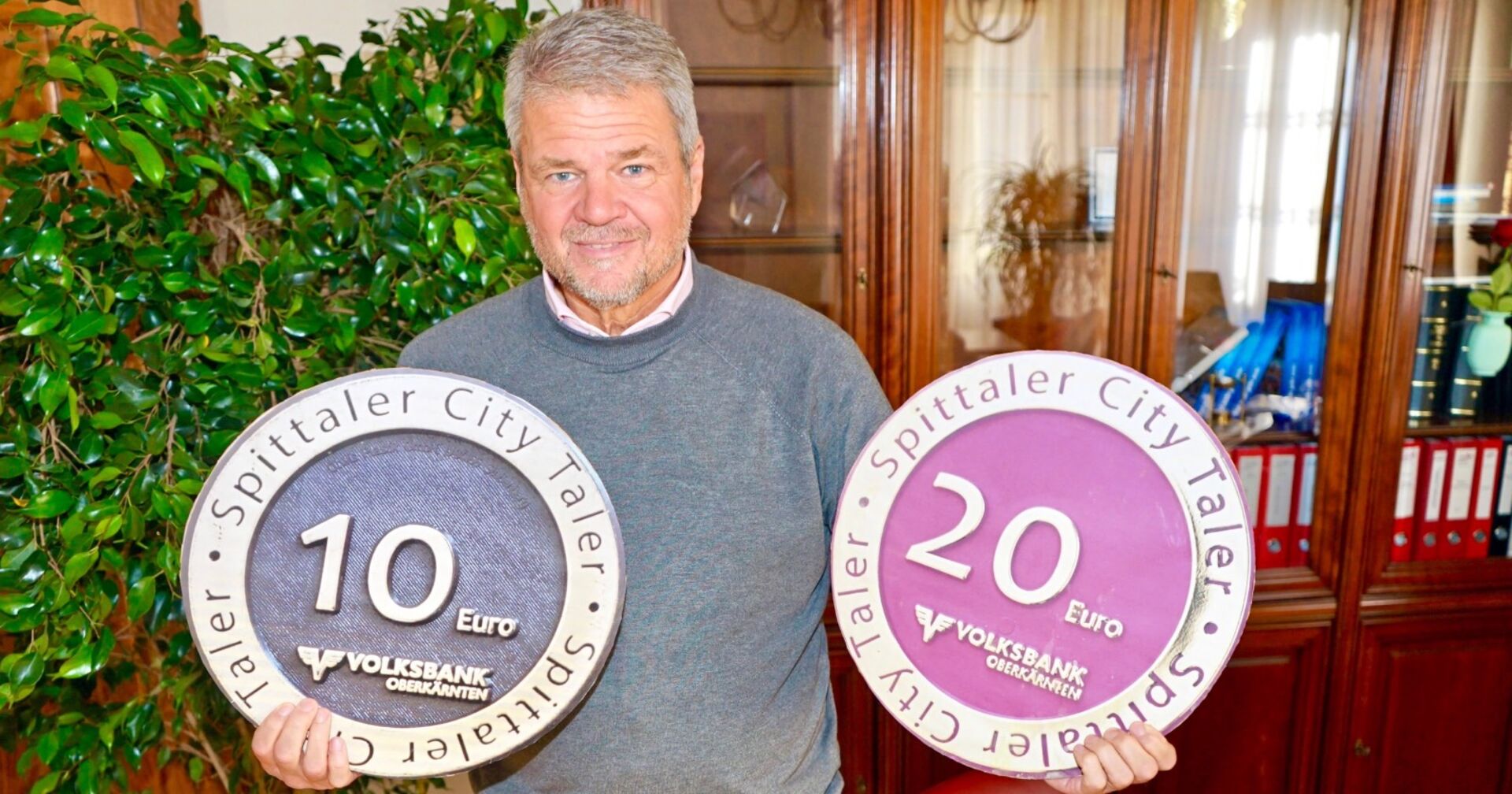Gerhard Köfer mit den City-Talern von Spittal an der Drau