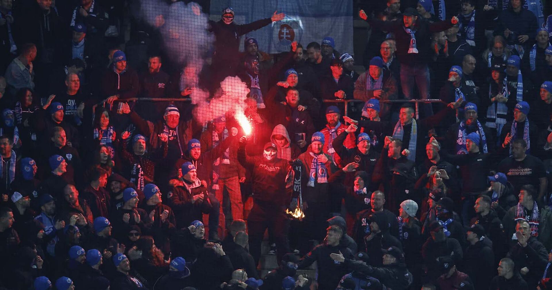 Fans des slowakischen Erstligisten Slovan Bratislava zünden pyrotechnische Gegenstände während des Auswärtsspiels in Graz gegen den SK Sturm