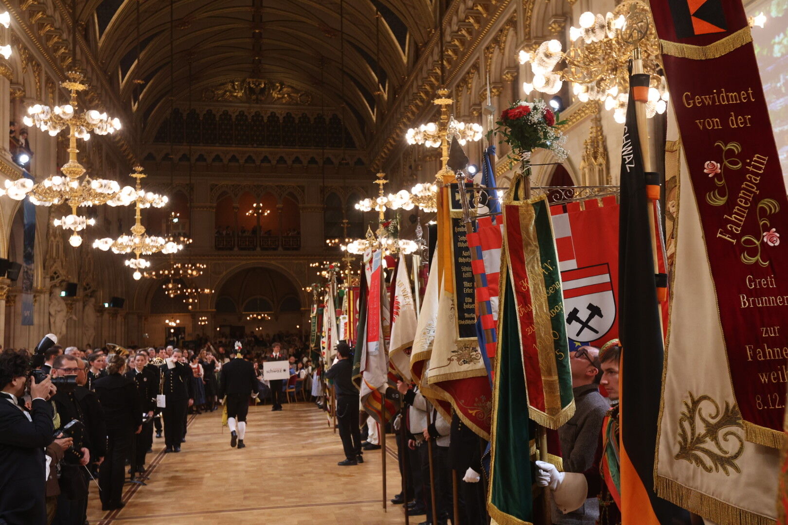 Fahnenabordnungen im Rathaus
