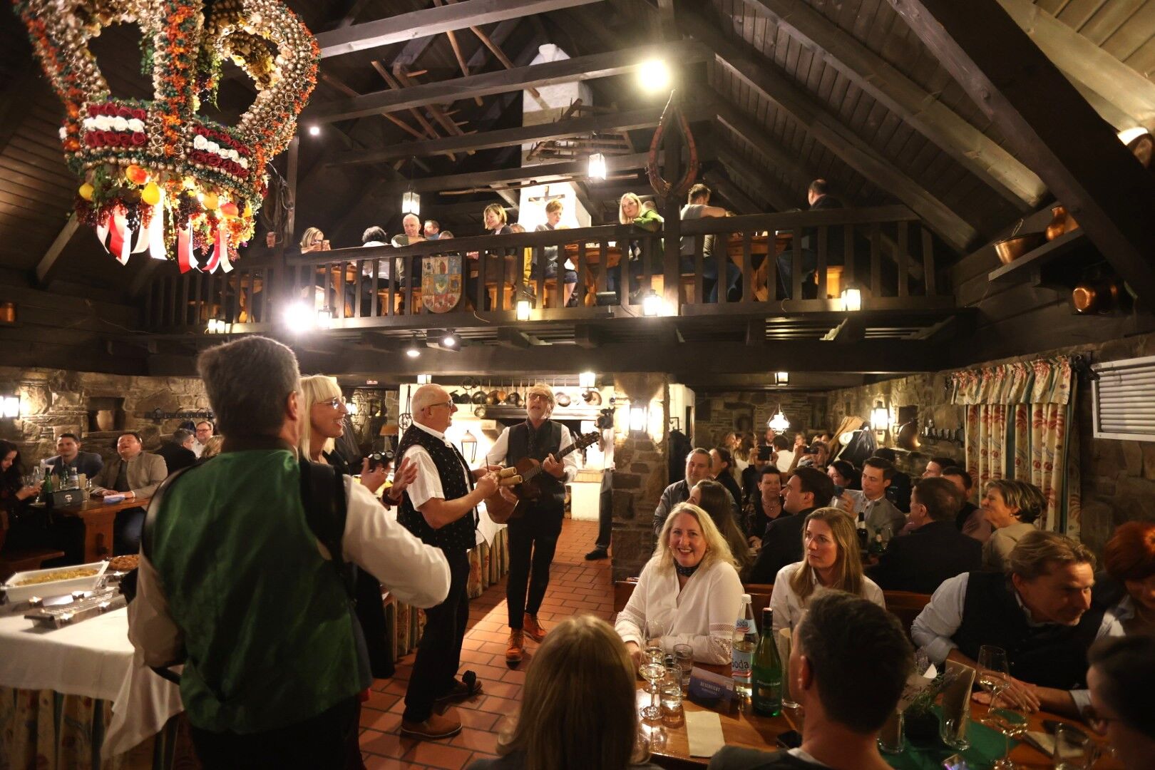 Tanzende und musizierenden Menschen beim Heurigen