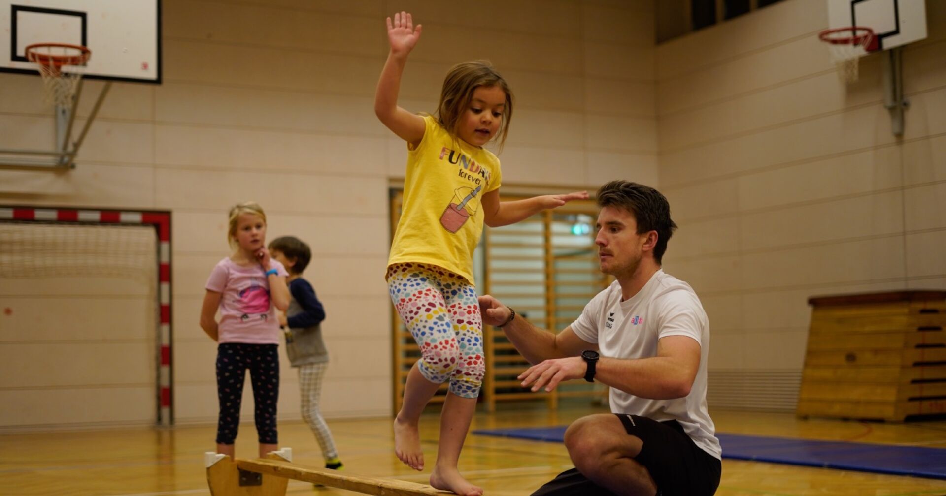 Tobias Speiser mit Kinder in Turnhalle