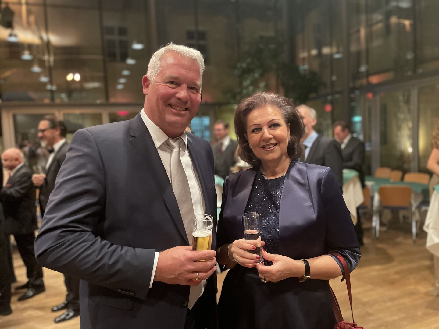 Mann und Frau am Wirtschaftsball