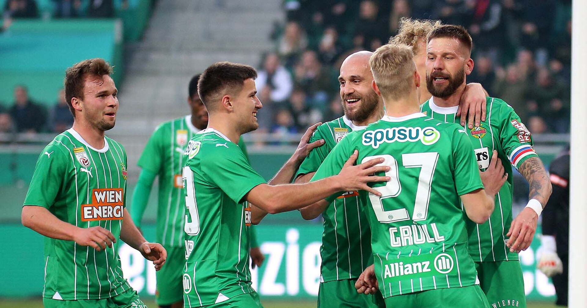 Rapid-Spieler bejubeln ein Tor im Wiener-Derby gegen die Austria