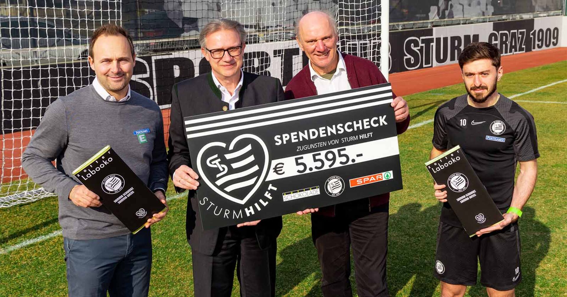 SPAR Steiermark-Geschäftsführer Christoph Holzer und Josef Zotter überreichen Sturm-Geschäftsführer Thomas Tebbich und Sturm-Spieler Otar Kiteishvili einen Spendenscheck