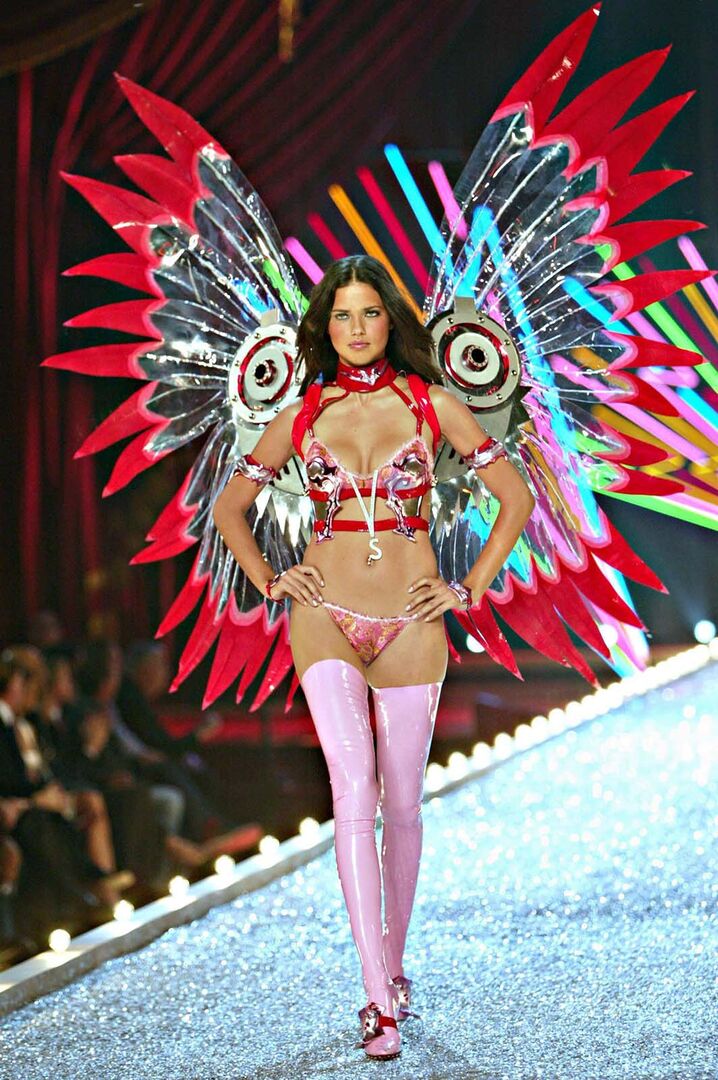 Adriana Lima als Victoria's Secret-Engel | Credit: STARTRAKS PHOTO INC. / Action Press / picturedesk.com