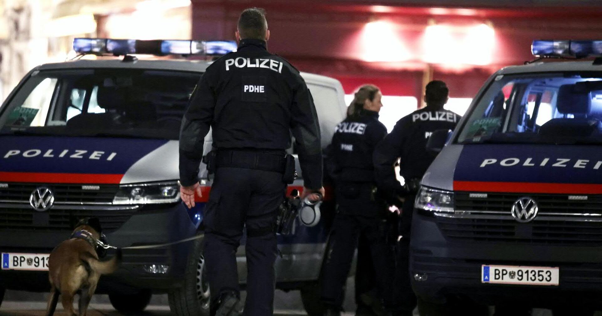 Polizeiautos und Polizisten in der Wiener Innenstadt