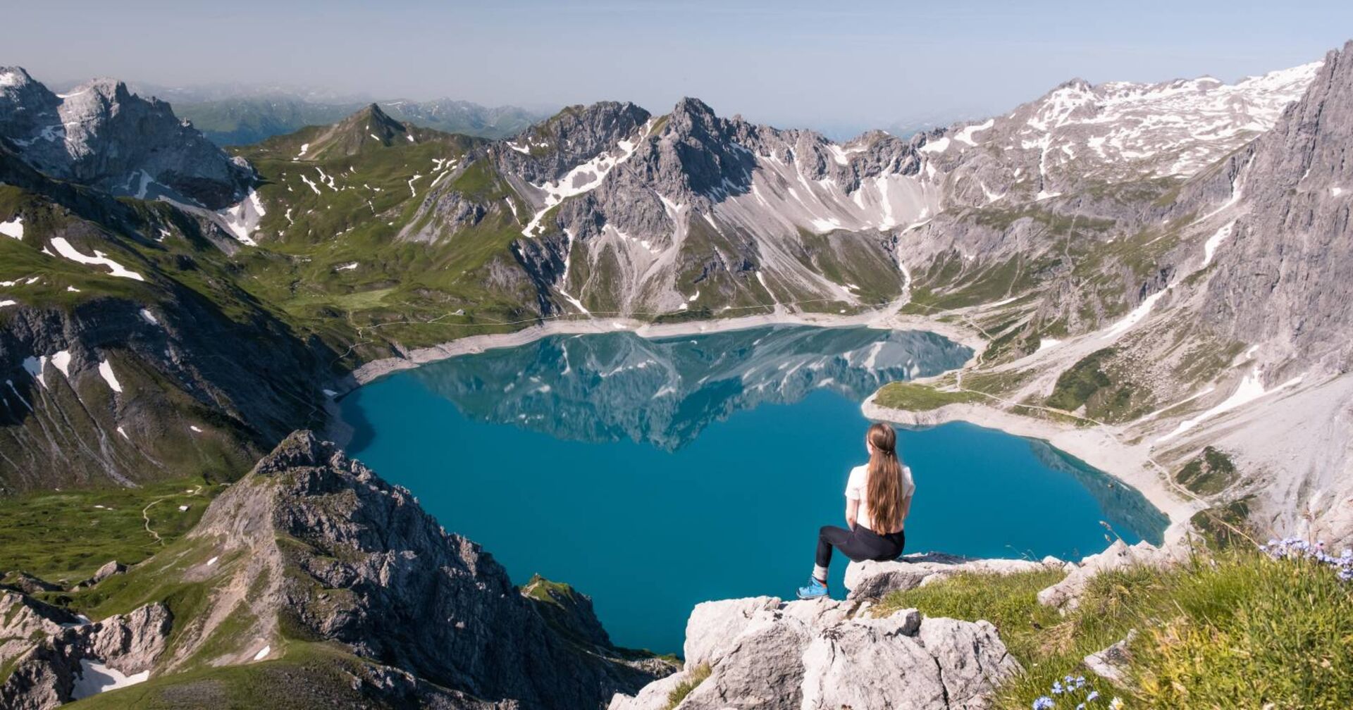 Wanderin in legt am Lünersee in Österreich eine Pause ein