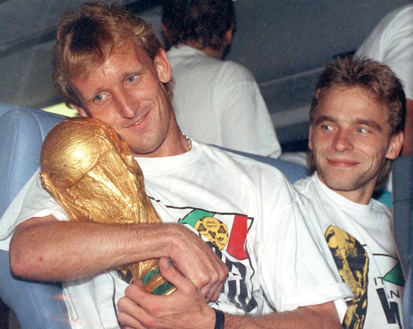 Andreas Brehme kuschelt mit dem WM-Pokal