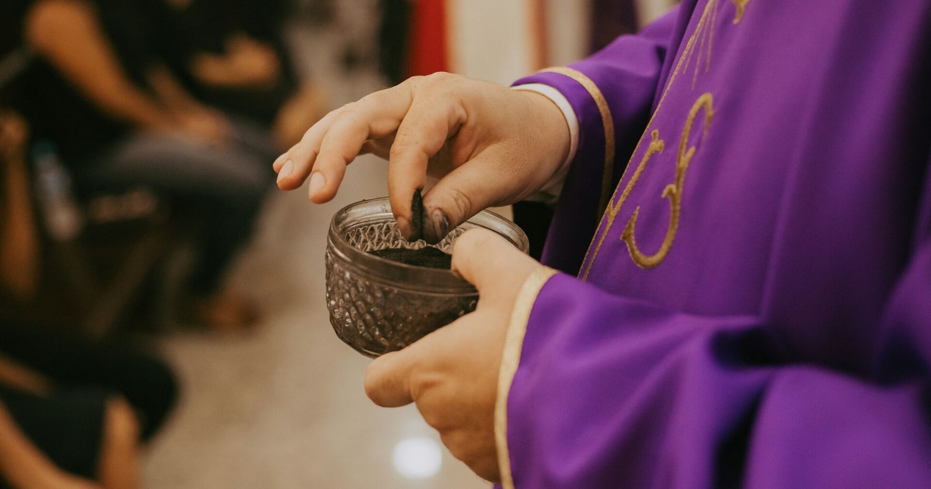 Ein Priester bei der Aschermittwoch-Segnung.