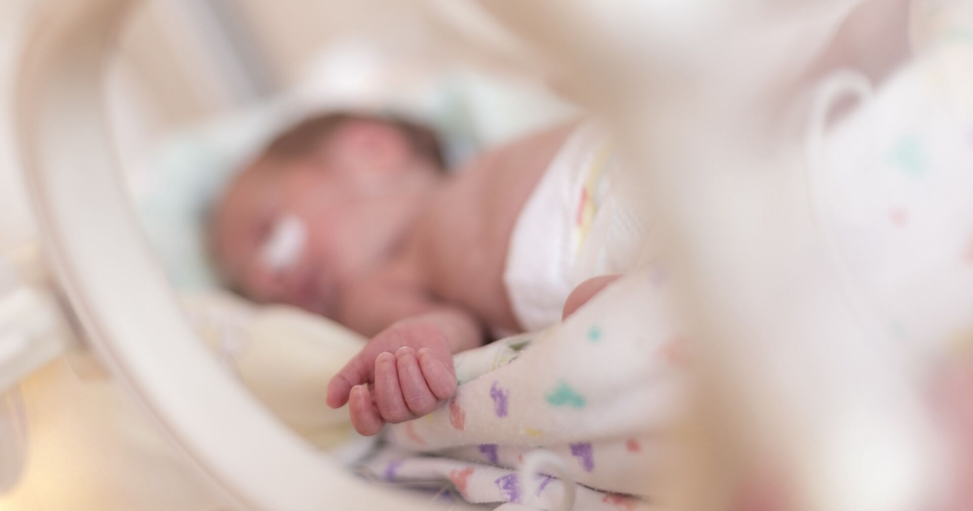 Eine Baby auf der Intensivstation.