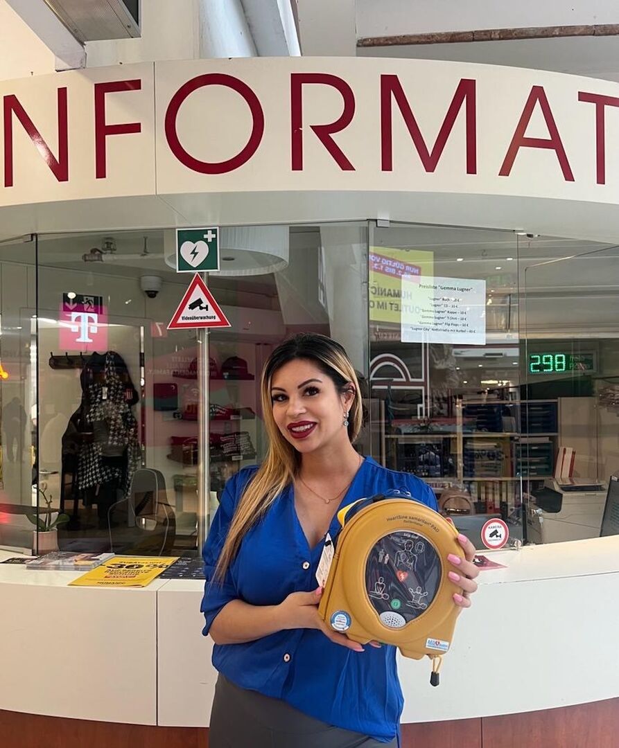 Bambi Lugner mit einem Defibrilator.