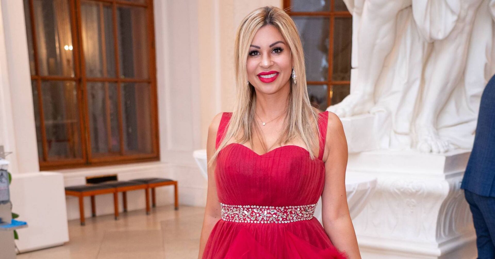 Bambi Lugner mit einem roten Ballkleid.