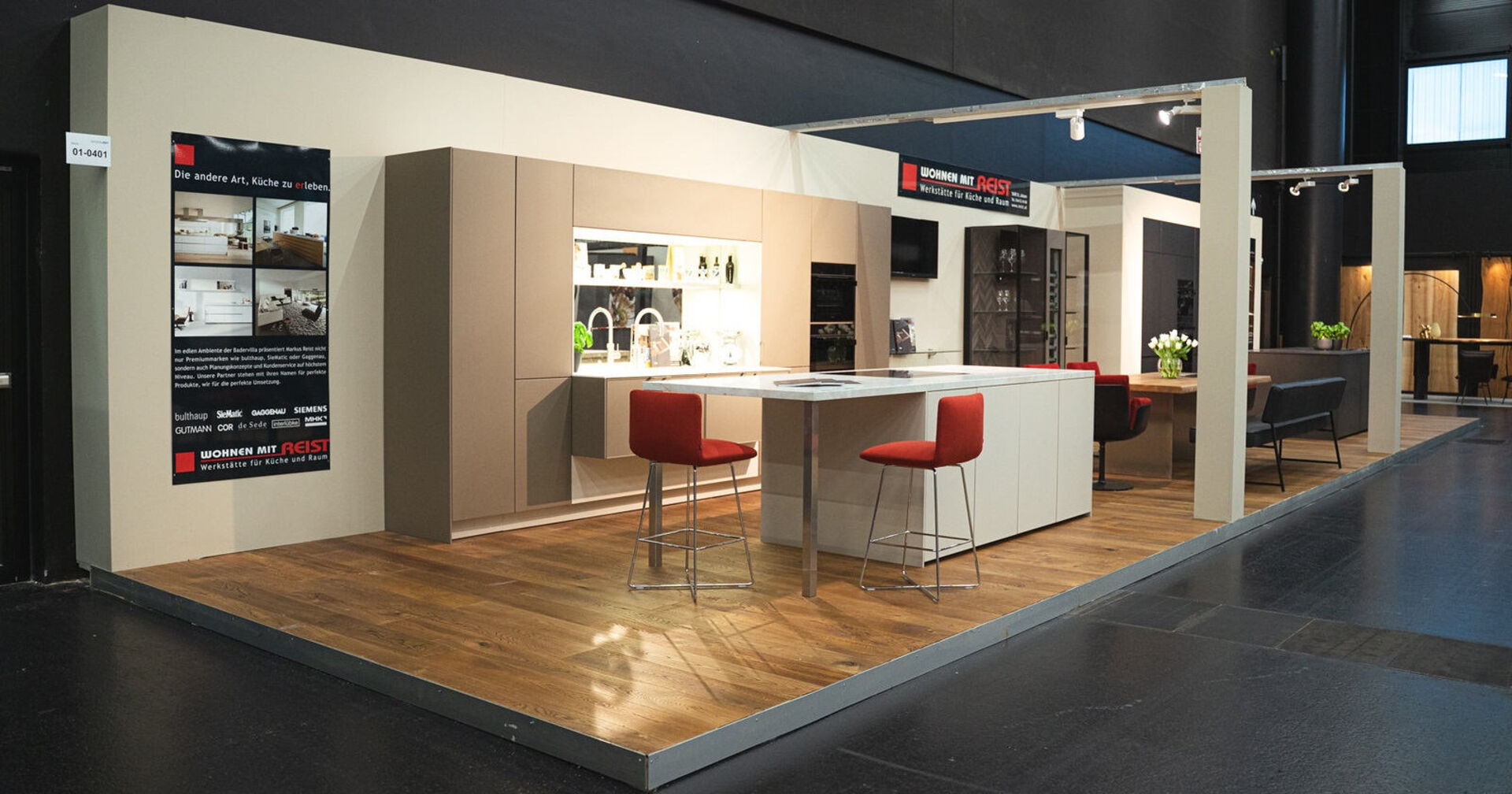 Beige Küche von &quot;Wohnen mit Reist&quot; auf der Bauen+Wohnen in Salzburg