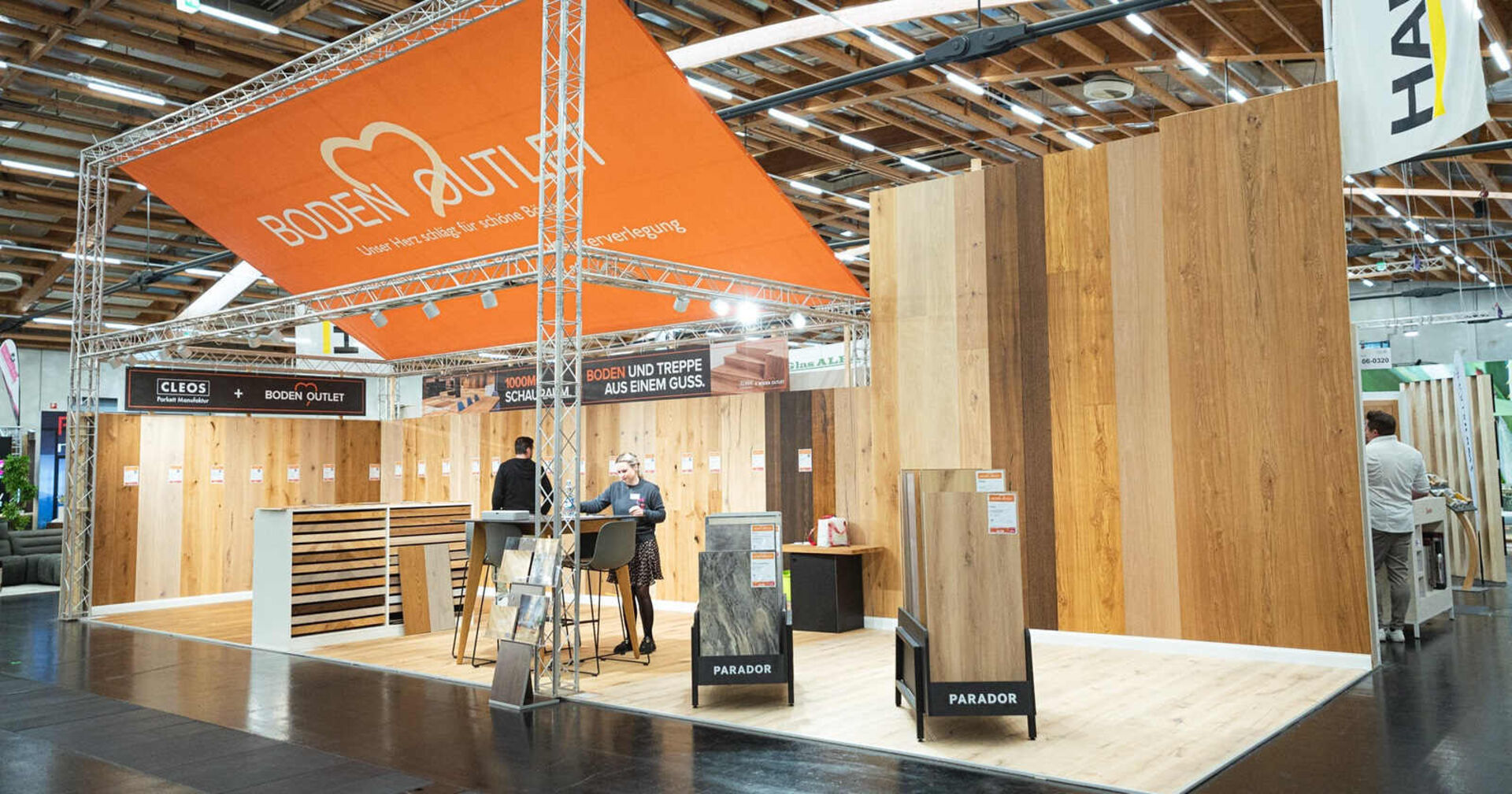 Der Stand vom Boden Outlet Bergheim mit verschieden Böden im Bild.