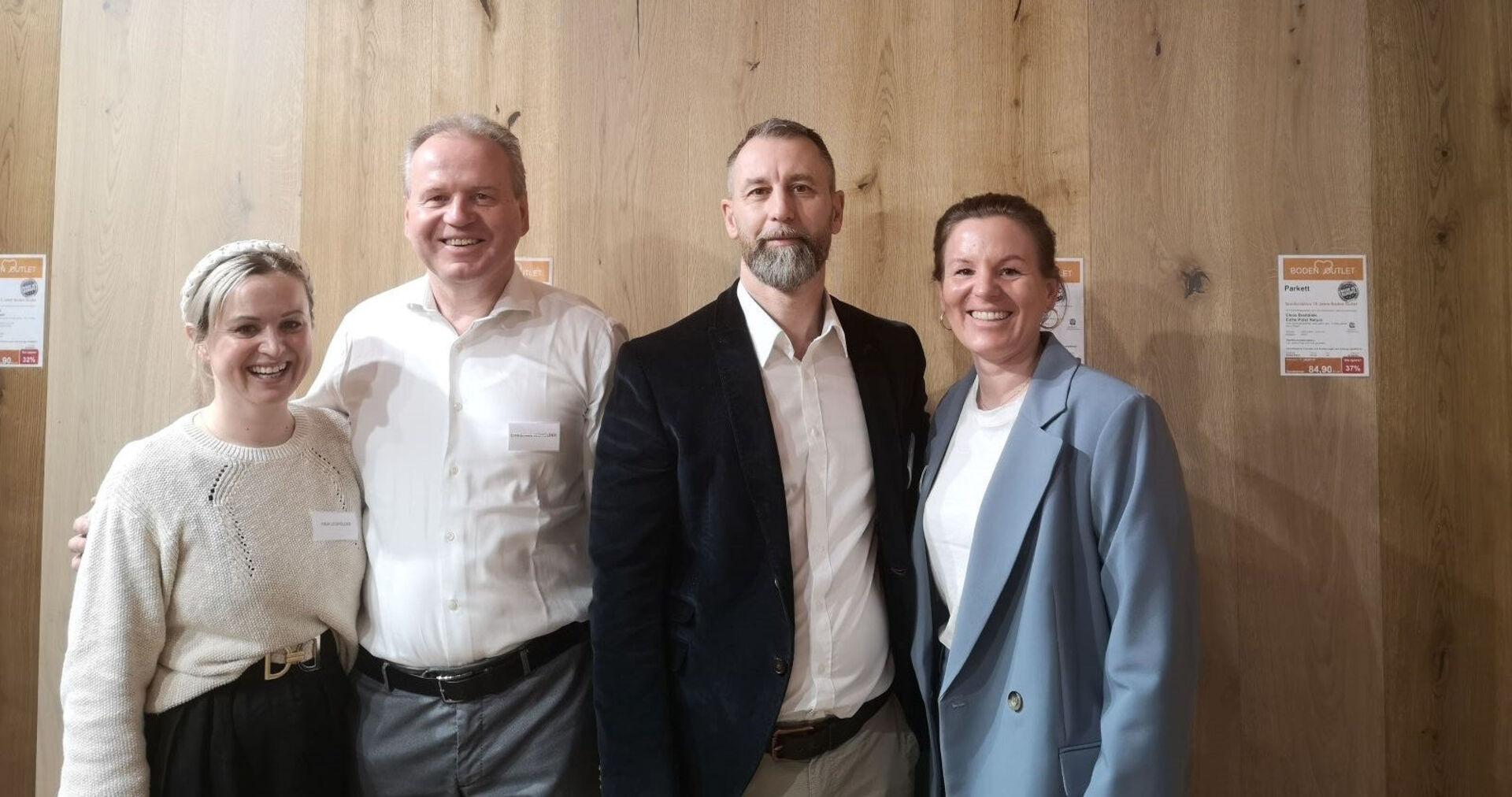 Das Team vom Boden Outlet Bergheim präsentierte ihr Bodensortiment auf der Bauen+Wohnen.