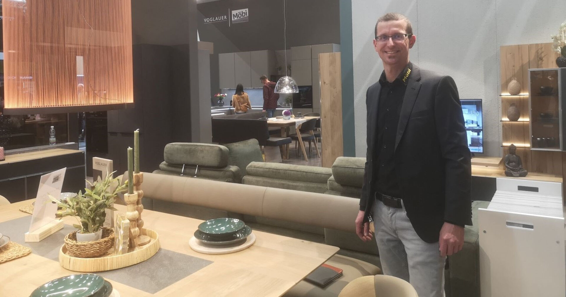 Auch Möbi-Geschäftsführer Daniel Niedermayer bei seinem Stand mit vielen Essgruppen auf der Bauen+Wohnen.