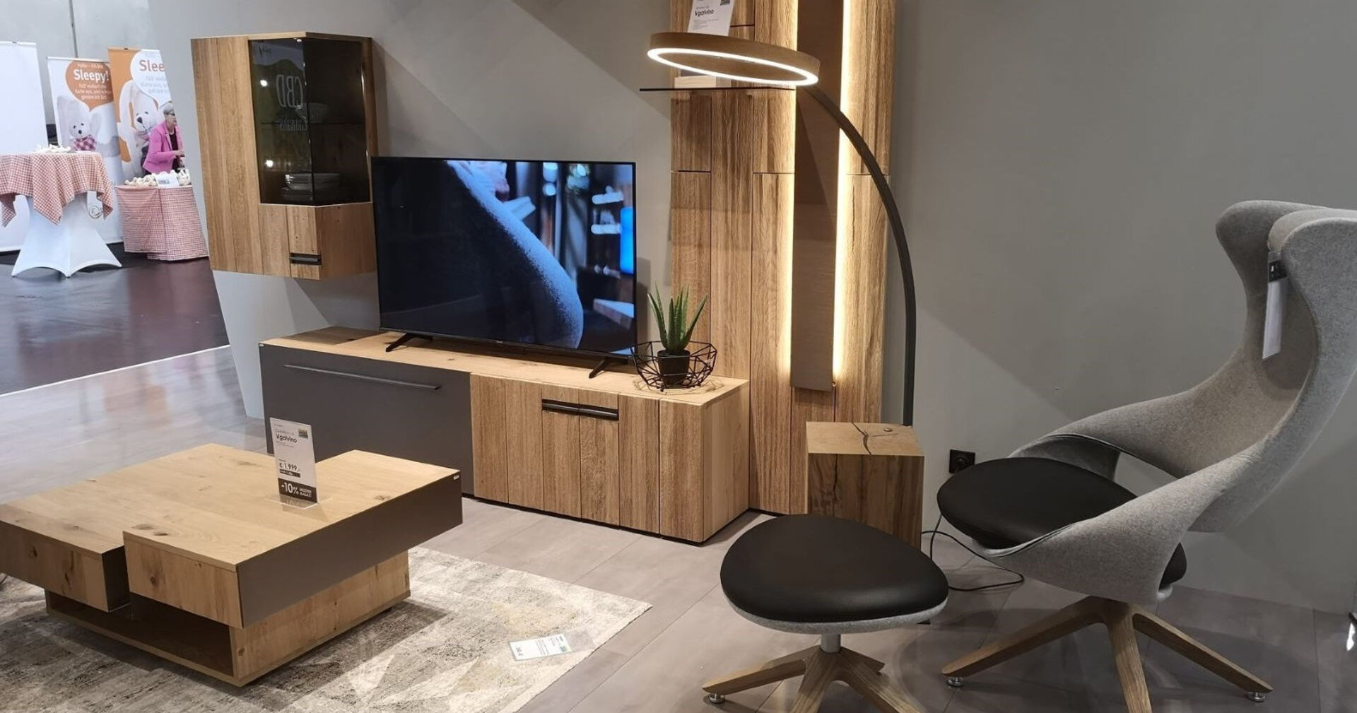 Moderne Wohnecke mit Sessel, Couchtisch und TV-Board der Firma Möbi.