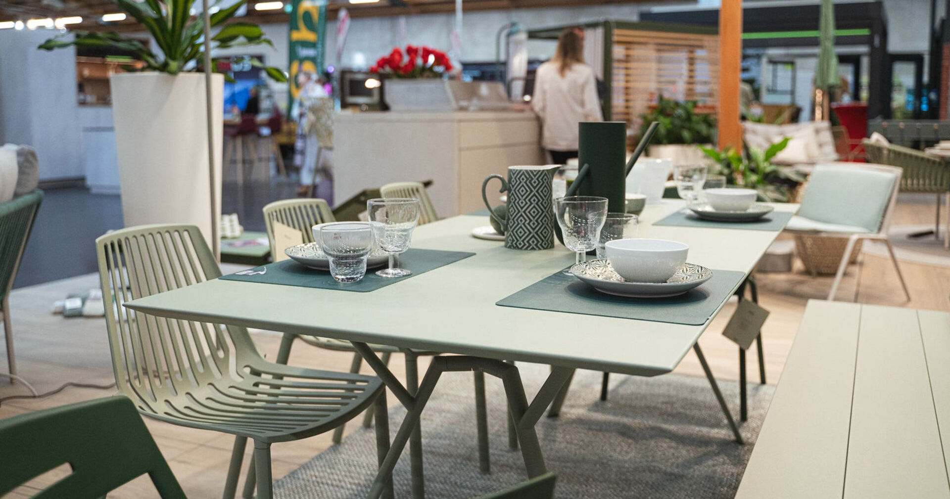 Gartenmöbel in Mintfarben der Firma Schrems