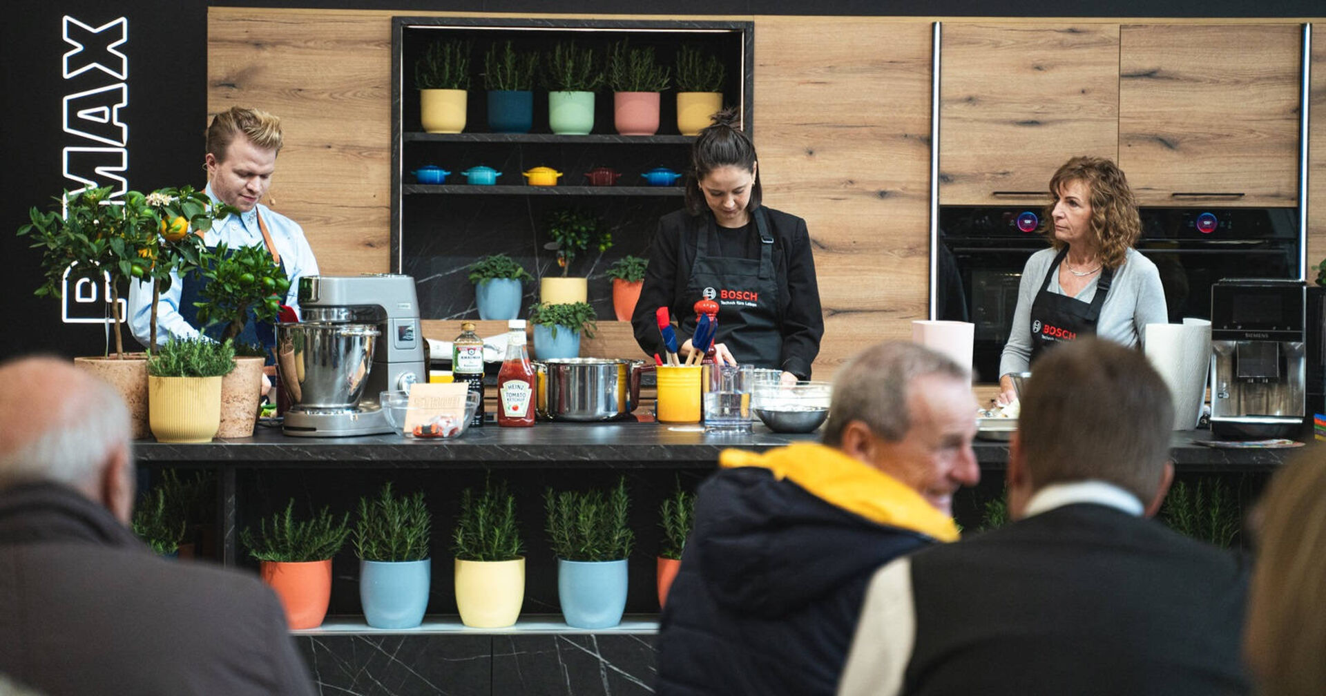 TV-Koch Julian Kutos kochte für die Besucher in einer Haushaltsküche köstliche Gerichte.