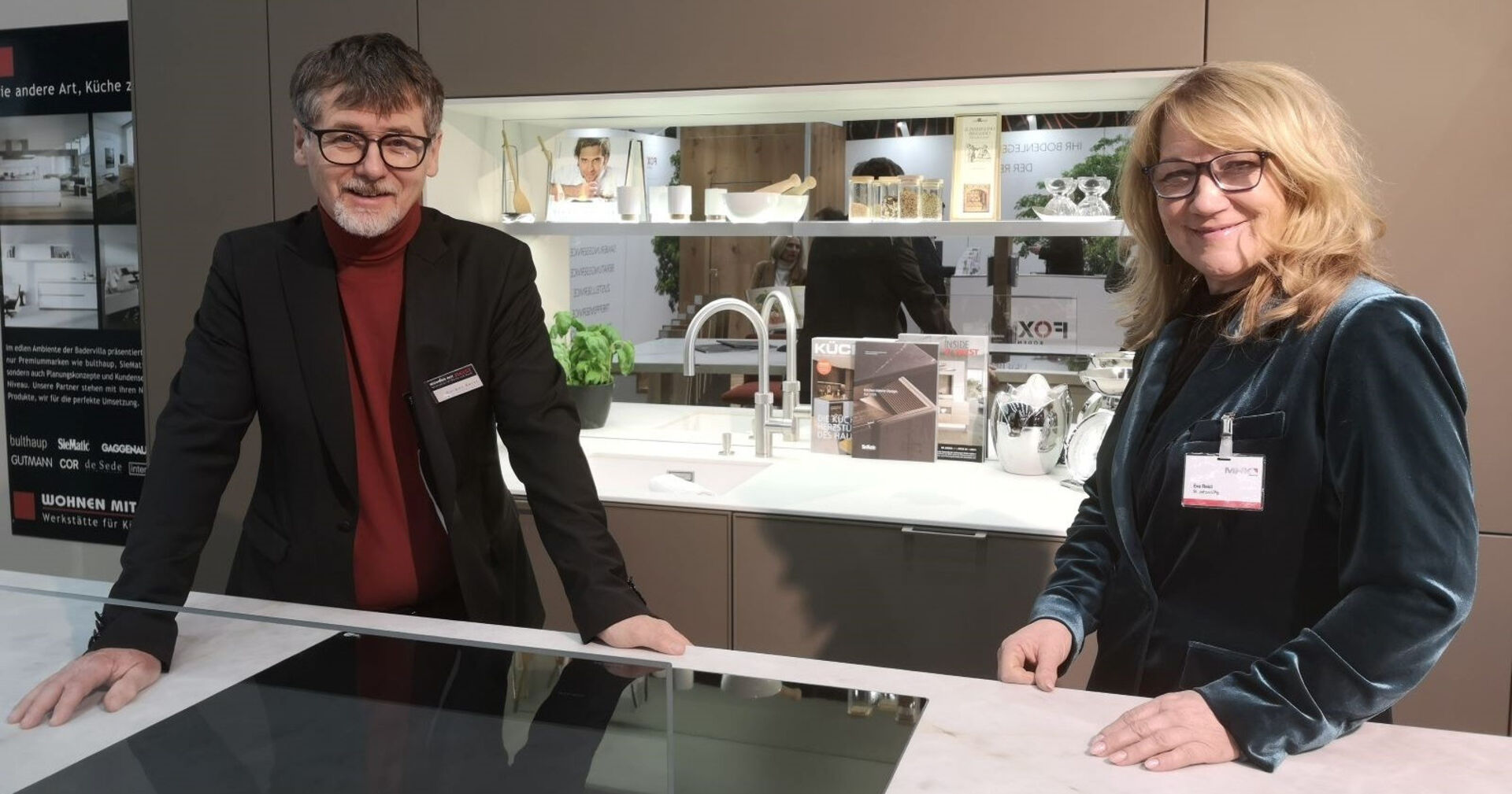 Markus und Eva Reist  von Wohnen mit Reist stehen in einer ihrer neuen Küchen.