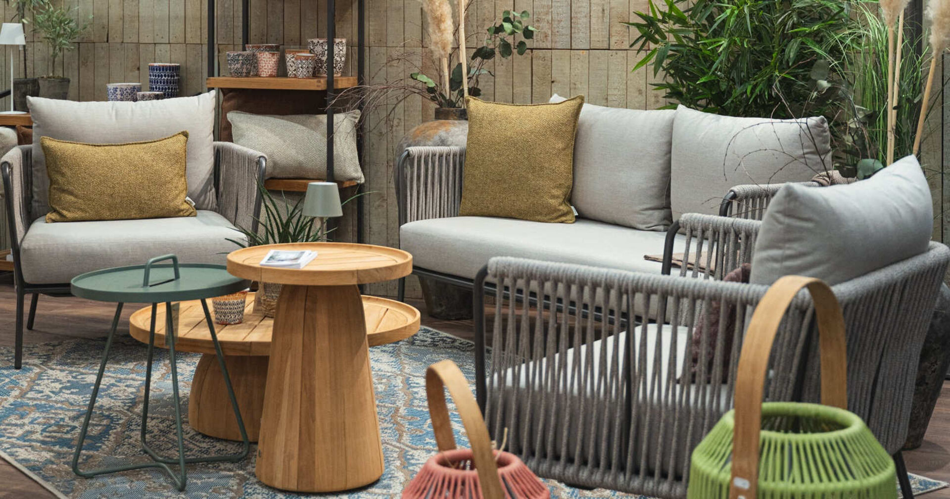 Graue Outdoor-Lounge von WoodyLiving auf der Bauen+Wohnen Messe.