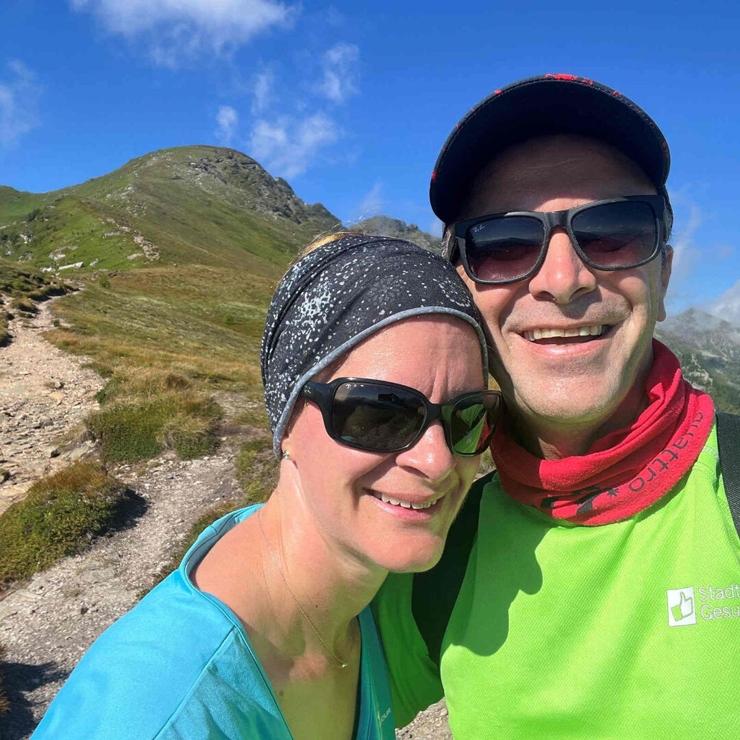 SPÖ Bürgermeisterkandidat Bernhard Auinger und seine Frau Marie-Christin beim Wandern.