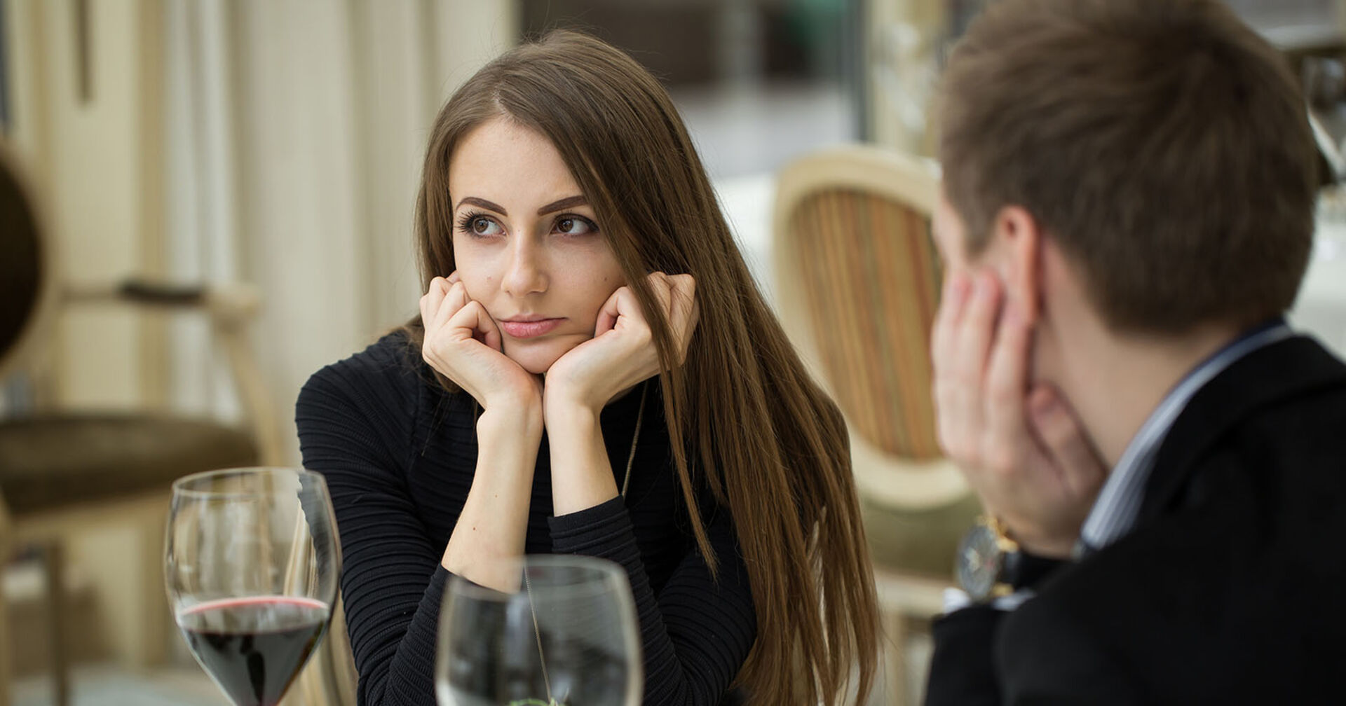 Frau genervt bei einem Date | Credit: iStock.com/Artem Zakharov