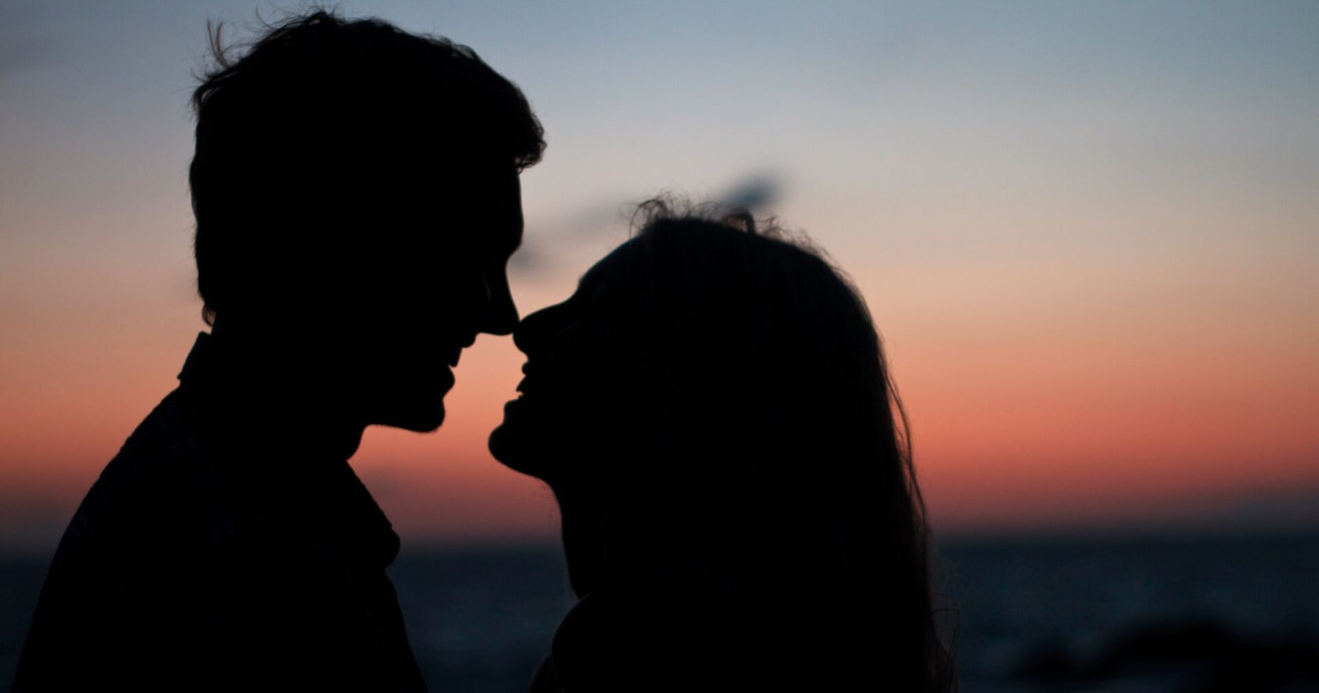 Ein Schatten von zwei sich küssenden Menschen.