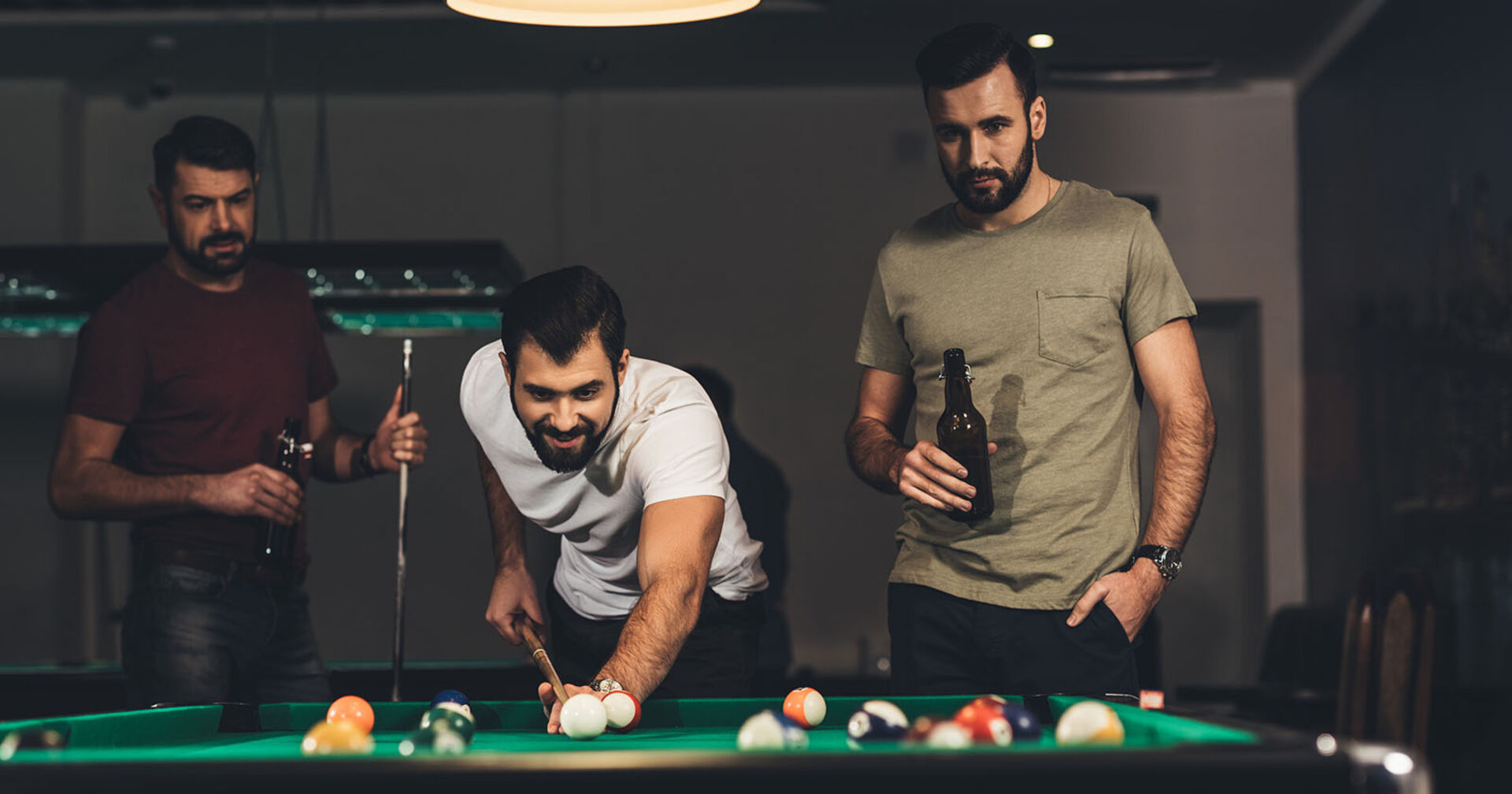 Männer spielen in der Männerhöhle Billard | Credit: iStock.com/LightFieldStudios