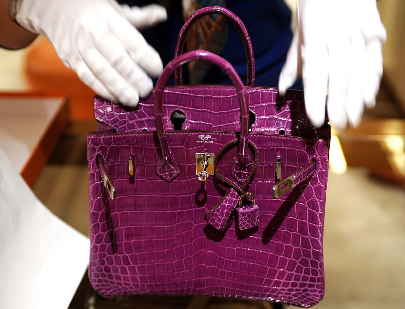 Birkin Bag in Violett | Credit:  SAM YEH / AFP / picturedesk.com